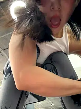 美女LaudingElastase在线直播