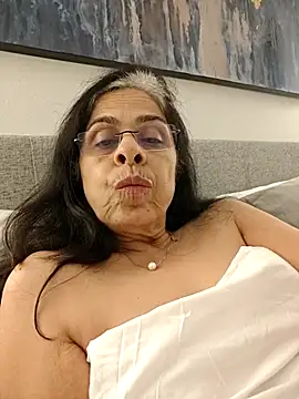 Webcam Model (NakedMILFx) is live