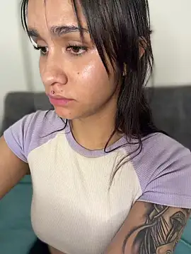 Webcam Model (Isabella-Teen) is live