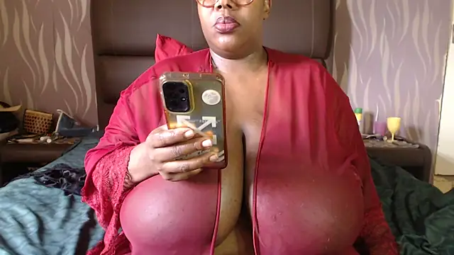 BoobsQueen46K webcam