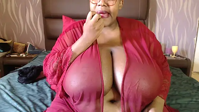BoobsQueen46K webcam