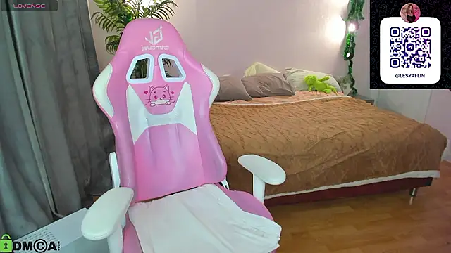 Lesya_Flin webcam