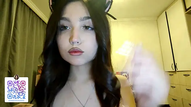 Qwami_Amie webcam