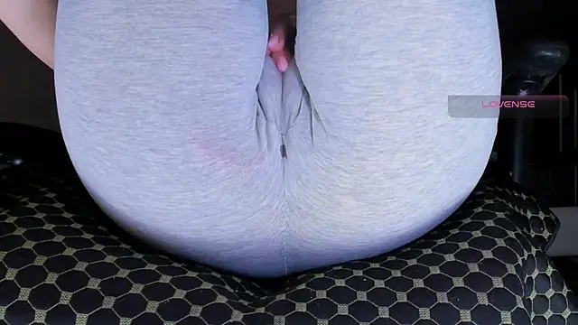 Cameltoe_squirt_inPants