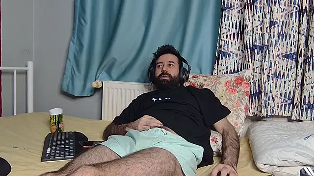 hairybearcb (Ask my age) - FULLY NAKED JERK OFF