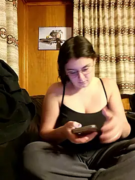 Webcam Model (YoungLiisaxx)  is live.Free join now!