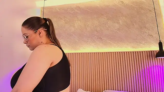 big_tits_in_your_face webcam