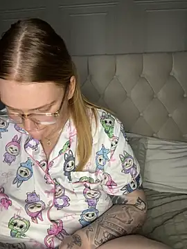 CurvyGirlMyla webcam