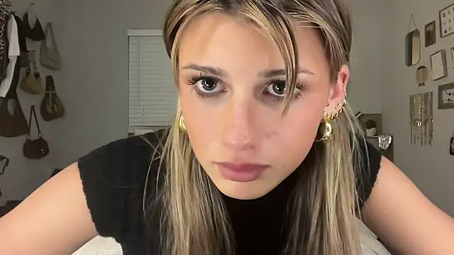 AnnGrayson Live Webcam on Stripchat