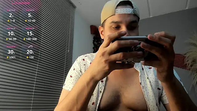 Latin_boy_surprisee webcam