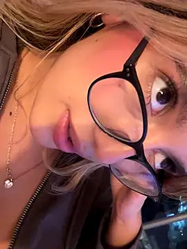 saliha_pinky_ webcam