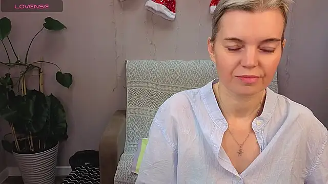 cutie_erikaa1 (F milf) - ass massage