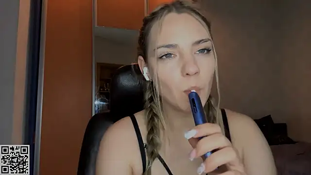 IlanaLafferty webcam