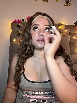 Webcam Model (Jullieetta)  is live.Free join now!