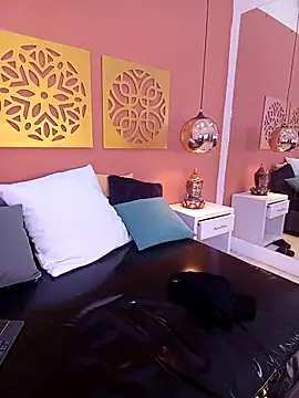 Webcam Model (KITY_HILL) is live