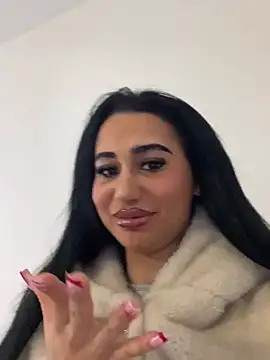 Webcam Model (itsyourgirltee)  is live.Free join now!