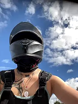 Webcam Model (emily_24x)  is live.Free join now!