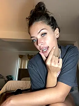 Webcam Model (LilyGoldd)  is live.Free join now!