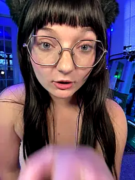 Webcam Model (urpuppymoon) is live