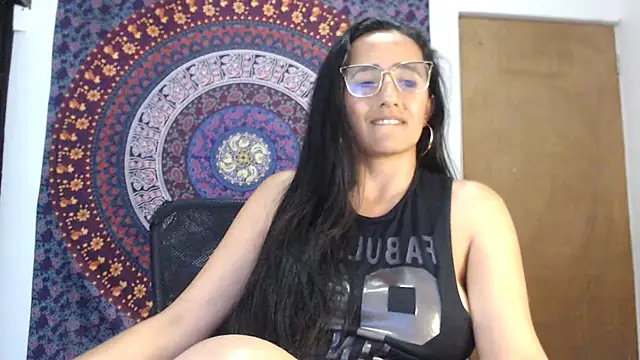 Lucyy_Naugthy webcam