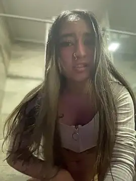 Webcam Model (Sophie_LS)  is live.Free join now!