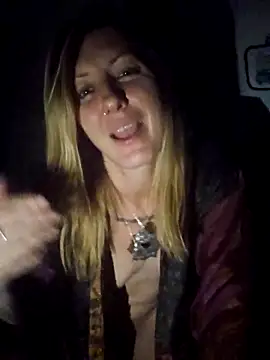 SheIsSomething webcam