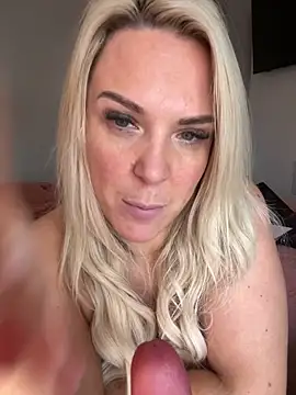 Bustyblondebabe32 webcam