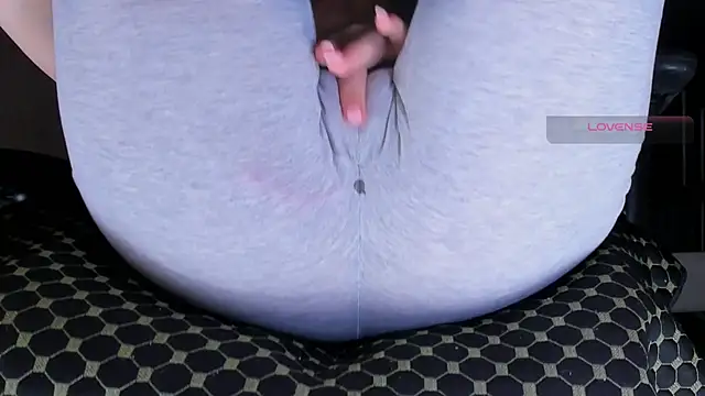 Cameltoe_squirt_inPants