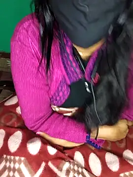 Webcam Model (QWEEN7B)  is live.Free join now!