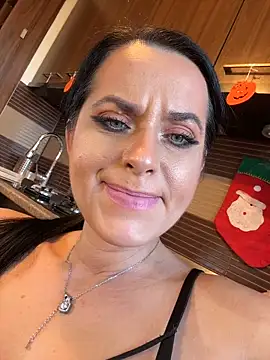 Hotmomcheckk_ webcam