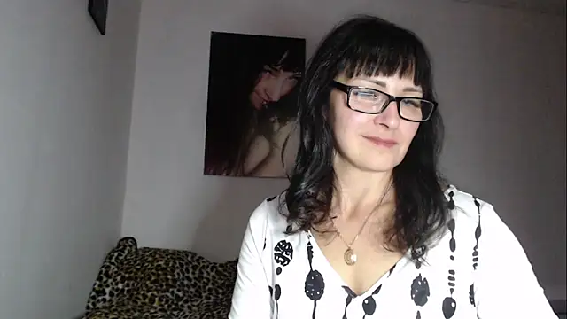 eila_morigan (F mature) - Show legs