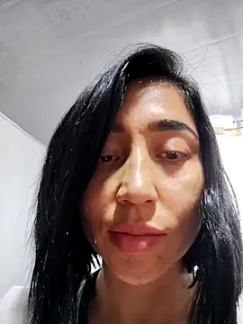 Webcam Model (Elowyn) is live