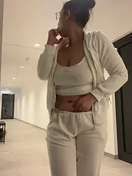 eli5566 (F milf) - Boobs Masage public