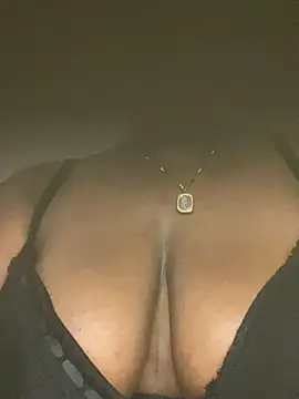 QueenBea888 webcam