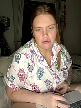 CurvyGirlMyla webcam