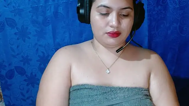 coco_curvy webcam
