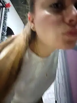 rapunzel069 (F young) - naked in the sexshop(5 min)  + show oil