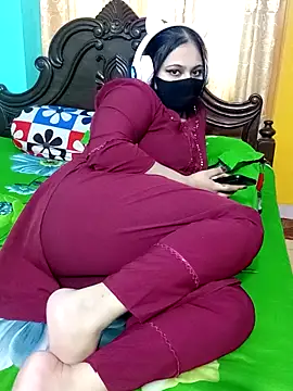 Webcam Model (Porimoni22) is live