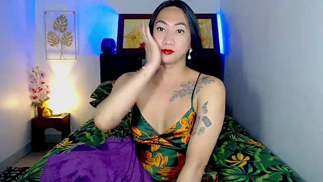 LovelyQueen69 webcam