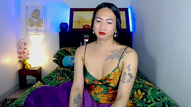 LovelyQueen69 webcam