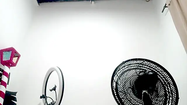 PetiteIvoryQueen19 webcam