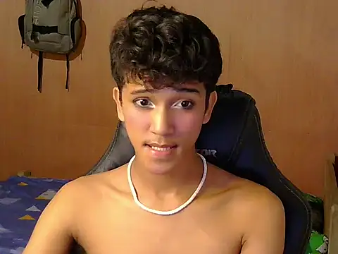 hugekenbigcock - Hugekenbigcock's free webcam - UK Sex Cams