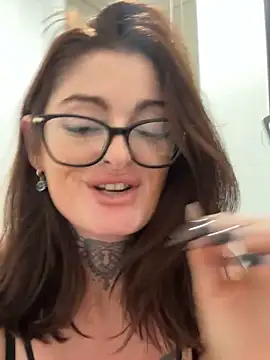 mommyscarleteire - MommyScarletEire's free webcam