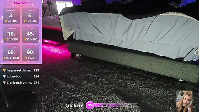 Blondiewithanass webcam