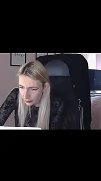 BarbieBlondieGirl webcam