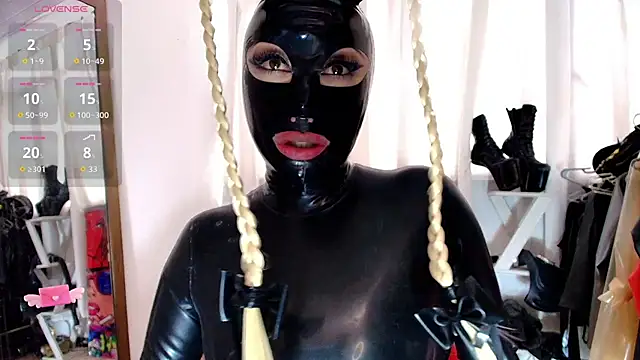 LatexDevil_Blondie webcam