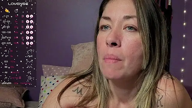 MiraKisss Live Webcam on Stripchat