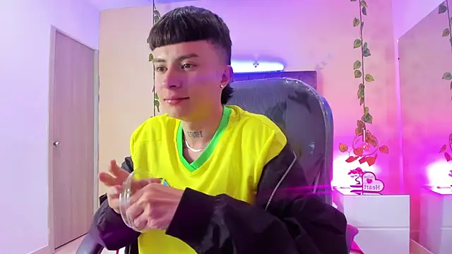 nascary_fox (M twink) - Hard cock close to cam maturbation