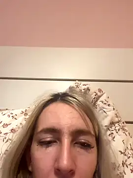 BarbieBlondieGirl webcam