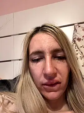 BarbieBlondieGirl webcam